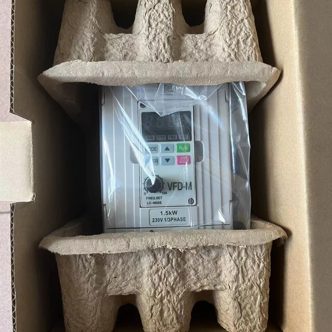 

Новый оригинальный компактный инвертор VFD004M21A 220 кВт в