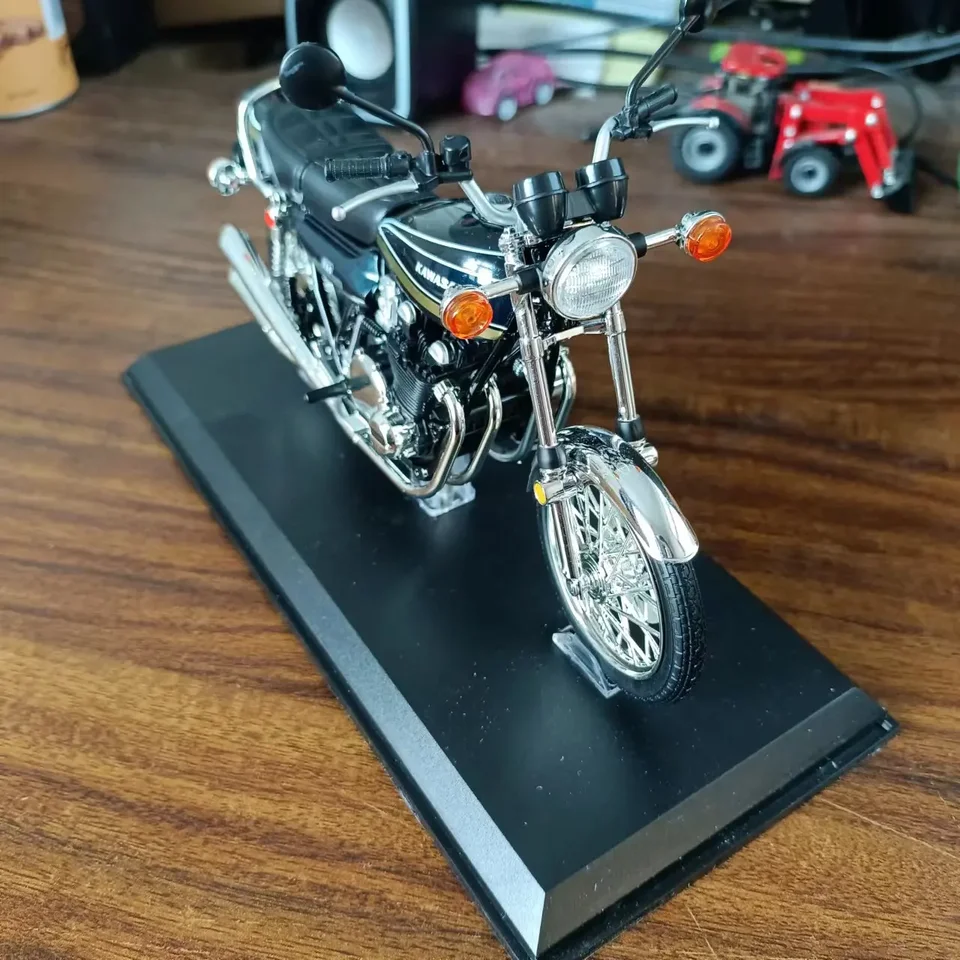 Kawasaki 750-RS (Z2) 1/12スケールモデル Aoshima Bike 1/12 Kawasaki Z2 750RS '73 Custom Plastic Model