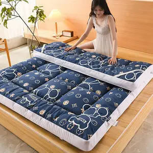 Dormitorio con una cama tatami con estilo sencillo pero muy elegante