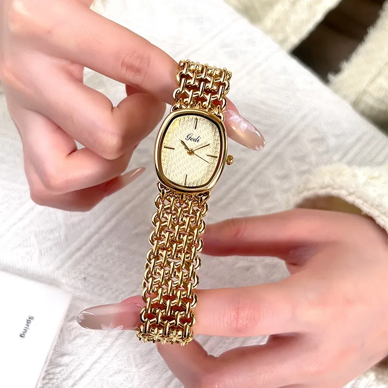 Elegant Women's Quartz Wristwatch - Luxury Oval Dial Fashion Accessory