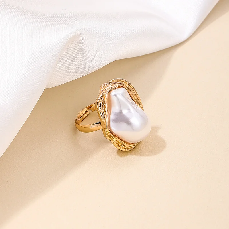 قلادة لؤلؤ وأقراط باروك بتصميم هندسي أنيق