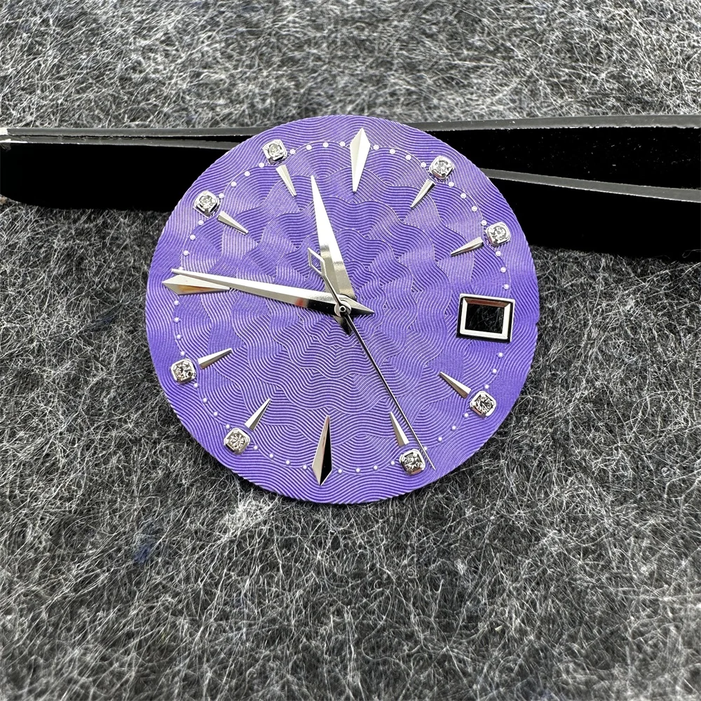 Elegant 29mm Diamond-Accented Ladies' Watch Dial with Calendar Feature