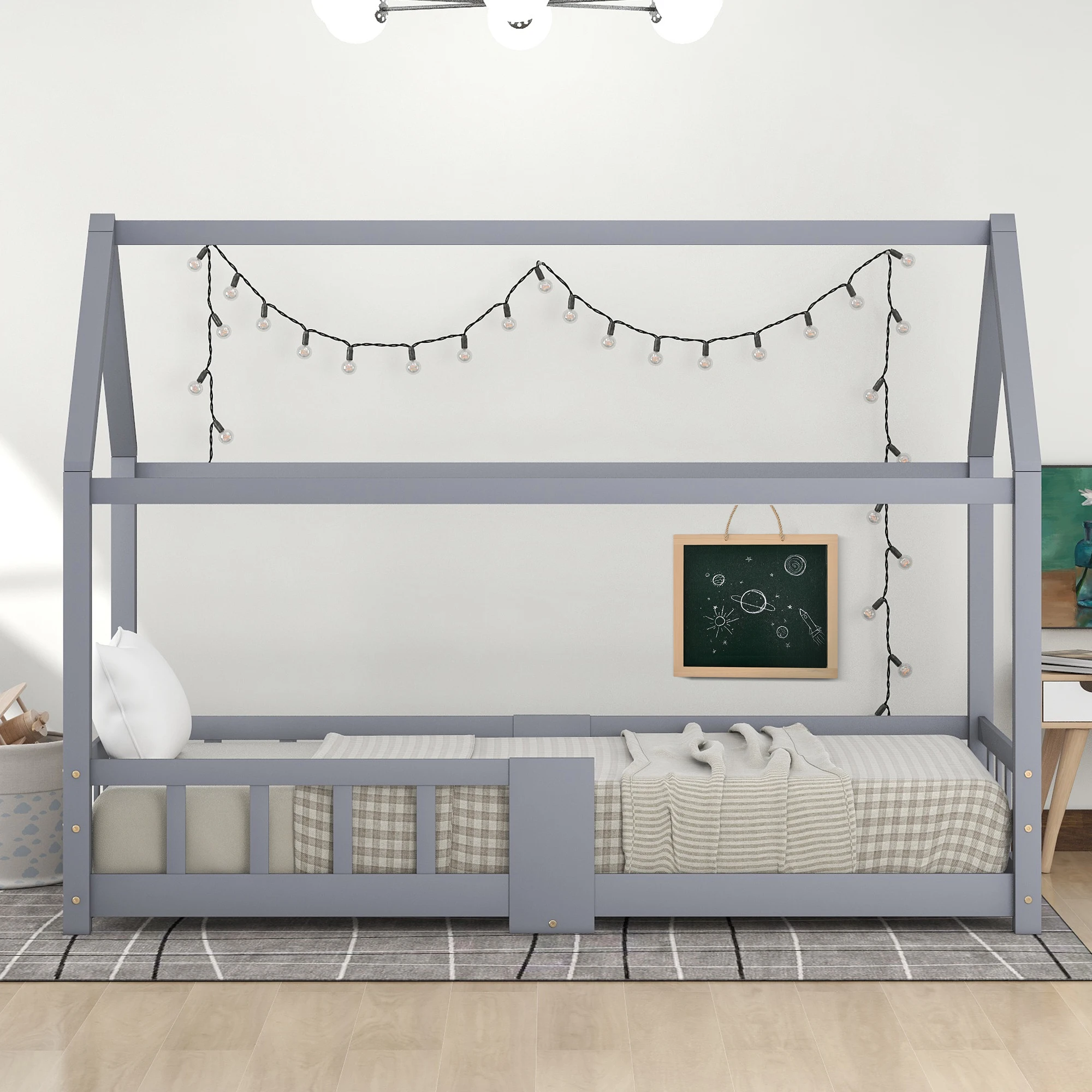 Kinderhausbett 90 x 200 cm aus Kiefernholz in Grau, inklusive Lattenrost und Rausfallschutz (ohne Matratze). – Detail 13