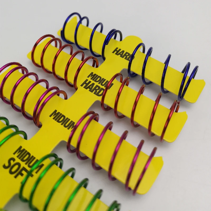 Jeu de 10 ressorts d'amortisseur pour voiture RC 1/10, 5 duretés, disposés en cercle pour illustrer la variété.