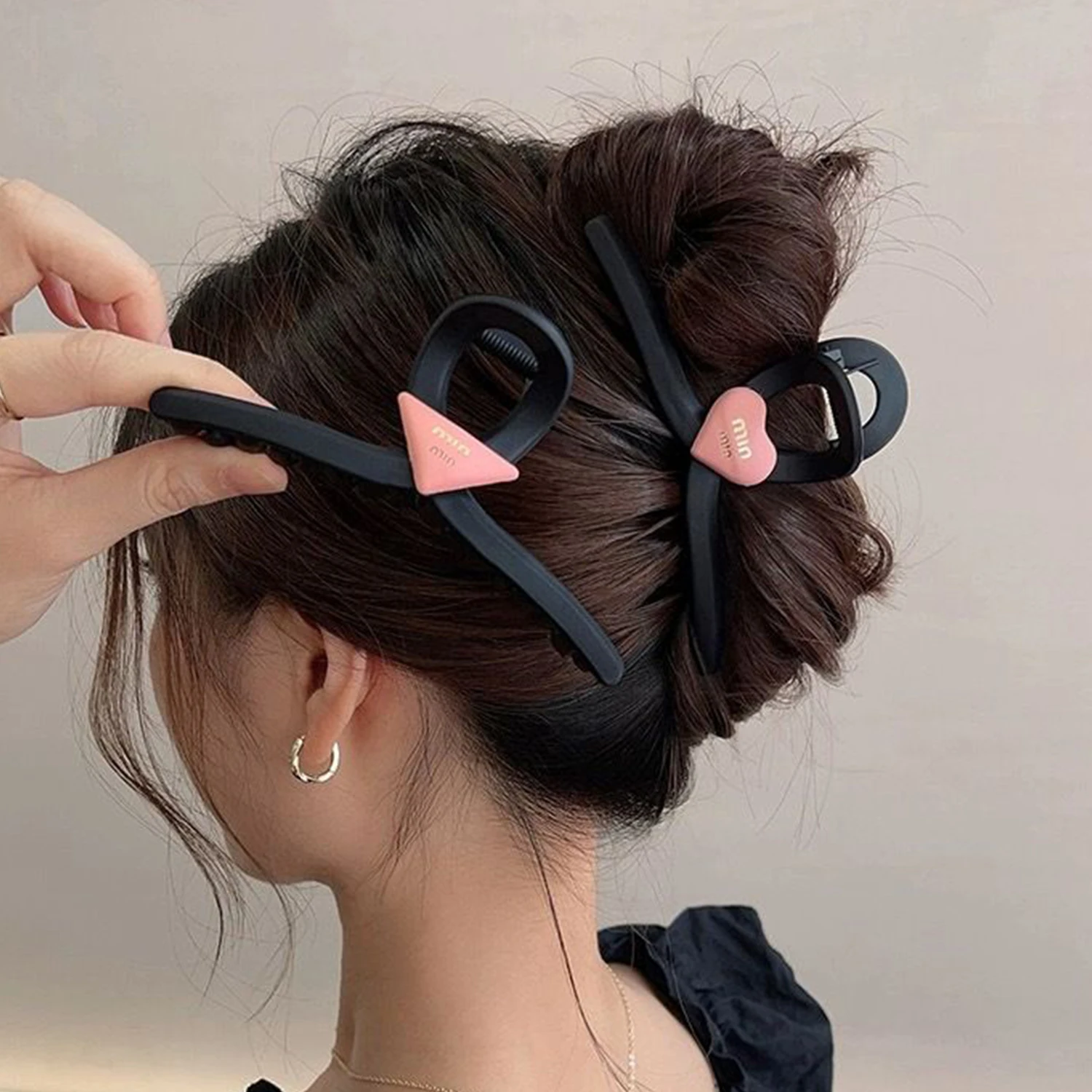 

Korean New Trendy Black Matte Hair Claw Clip Large Shark Crab Women Y2K Heart Hair Accessories INS Female Back of Head Hairpin