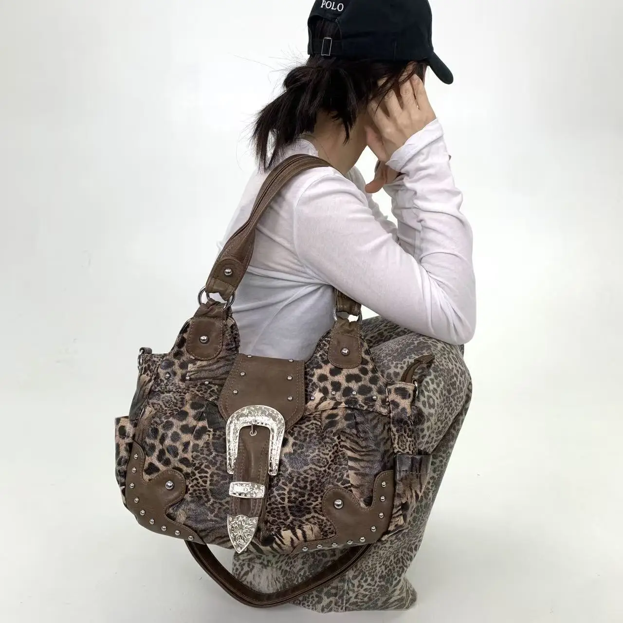 Y2K Street Personality Spicy Girl Patchwork-Einkaufstasche mit Leopardenmuster, mehreren Taschen und Nieten, Retro-Umhängetasche – Detail 9