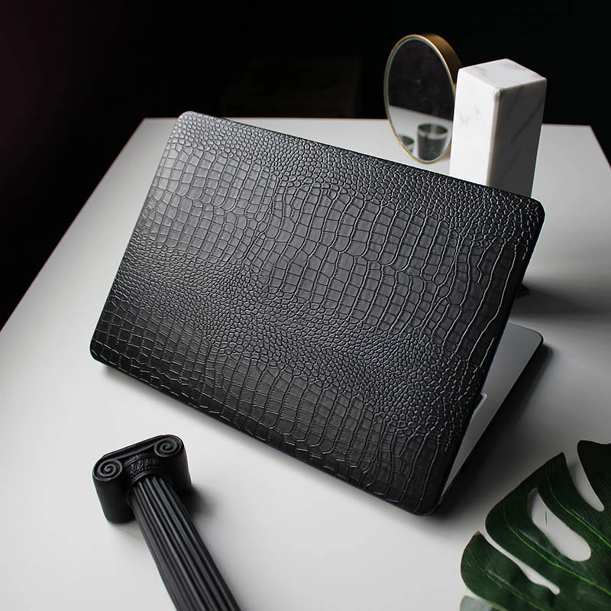 Capa de Macbook de Crocodilo Preto Case do Portátil Abstrato para Macbook ar 13 Macbook Pro 13 16 14 15 com o Logotipo de Corte - Imagem 6