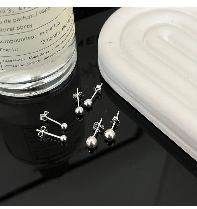 

Серьги из серебра 2022 пробы с круглыми бусинами и отверстием для ушей