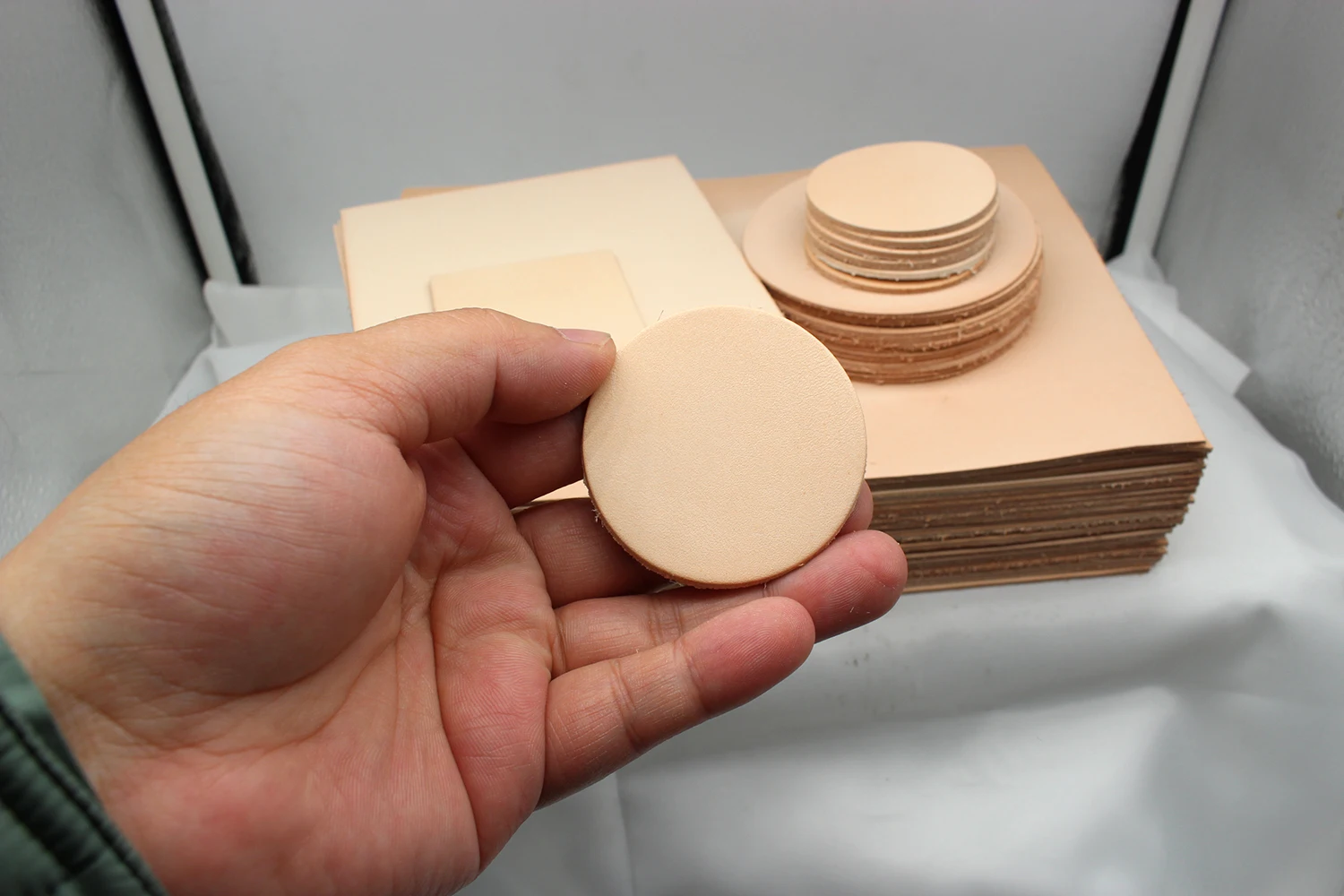 Description Picture 5 of item1 Piece Small Genuine Leather Round Square Rectangular Slice Vegetable Grain Cow Skin for Handmade Jewelry Decorations Coasters