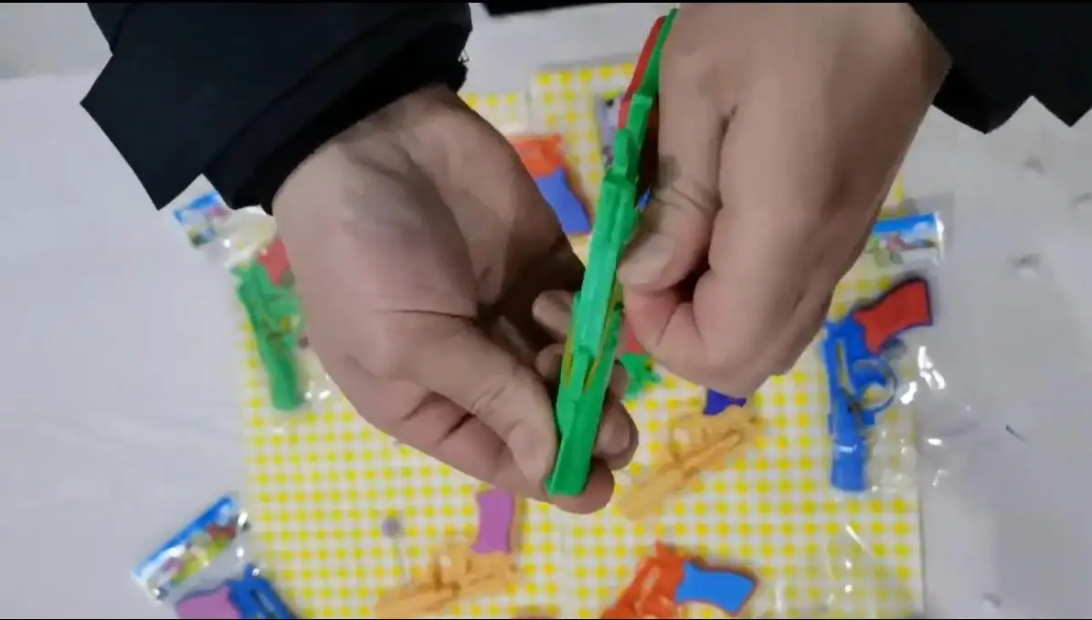 1 PCS 2023 Novelty Rubber Band Hand Pull Dong Dong Punch Empty Gun Toys Punch Paper Ball Gun With 50 PCS Of Soft Rubber Bullets 3