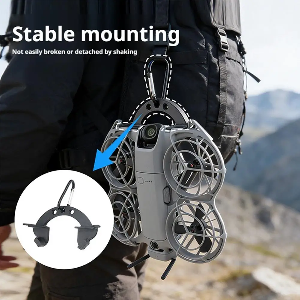 Drone DJI NEO 2 installé dans le Support Fixe, attaché à un sac à dos noir pour un transport sécurisé.