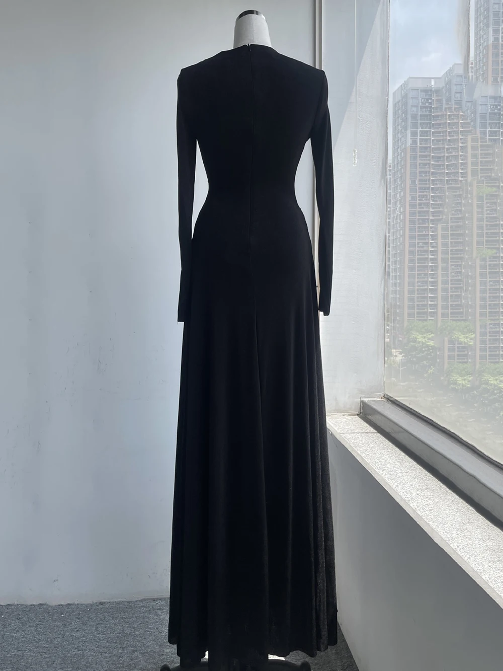 فستان طويل عنابي بكسرات ناعمة