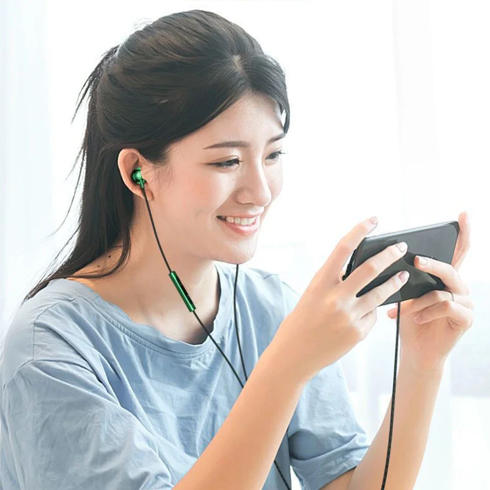 Cuffie in-ear cablate con microfono e spinotto a 90 gradi per sport_voghion.com