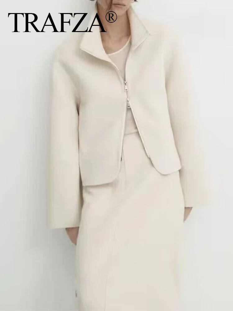 

Женская однотонная короткая куртка с карманами спереди и длинными рукавами на молнии