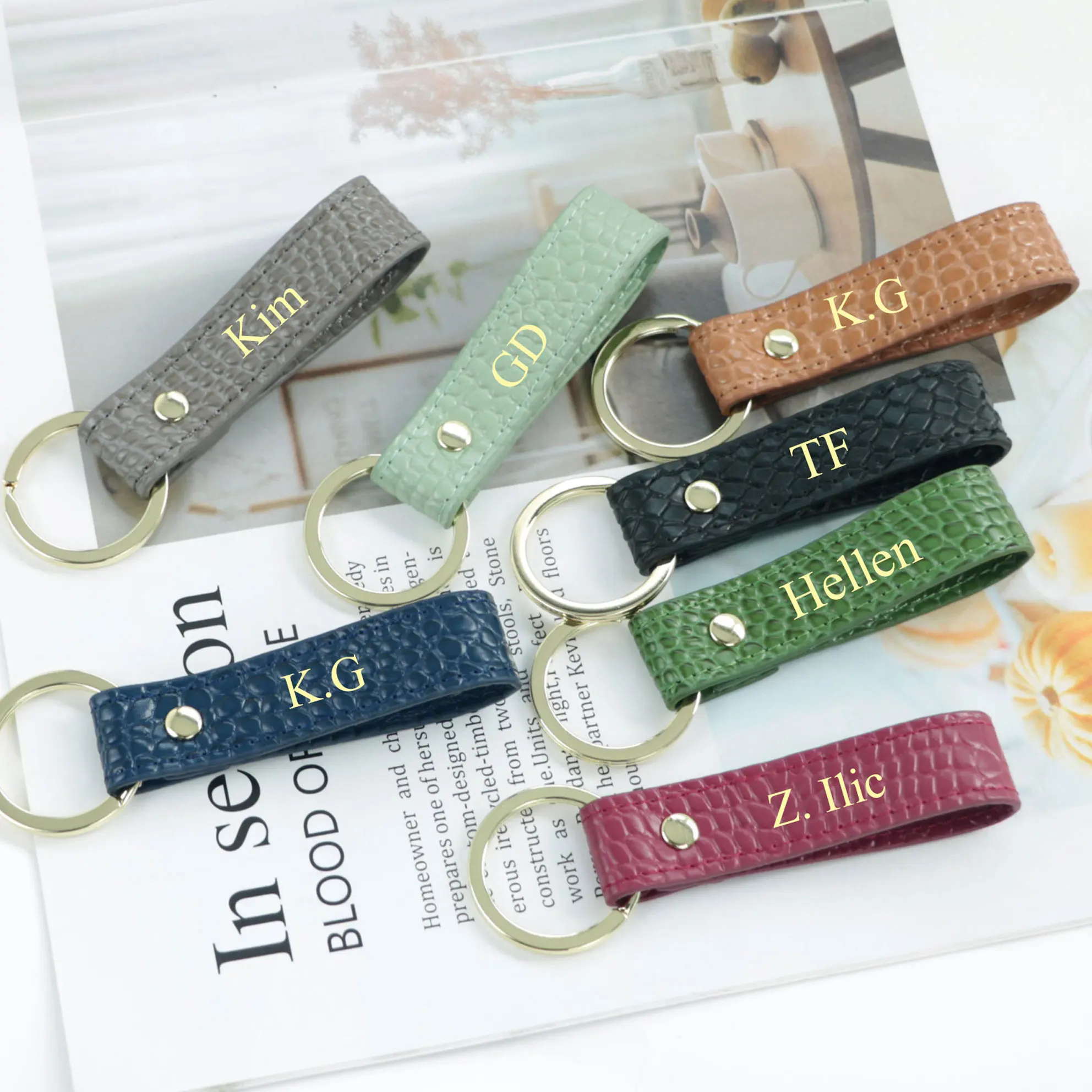 цена Keychain Free Personalization Custom Initial Name Pebble Grain Genuine Leather Car Keyring Dropshipping High Quality Cowhide