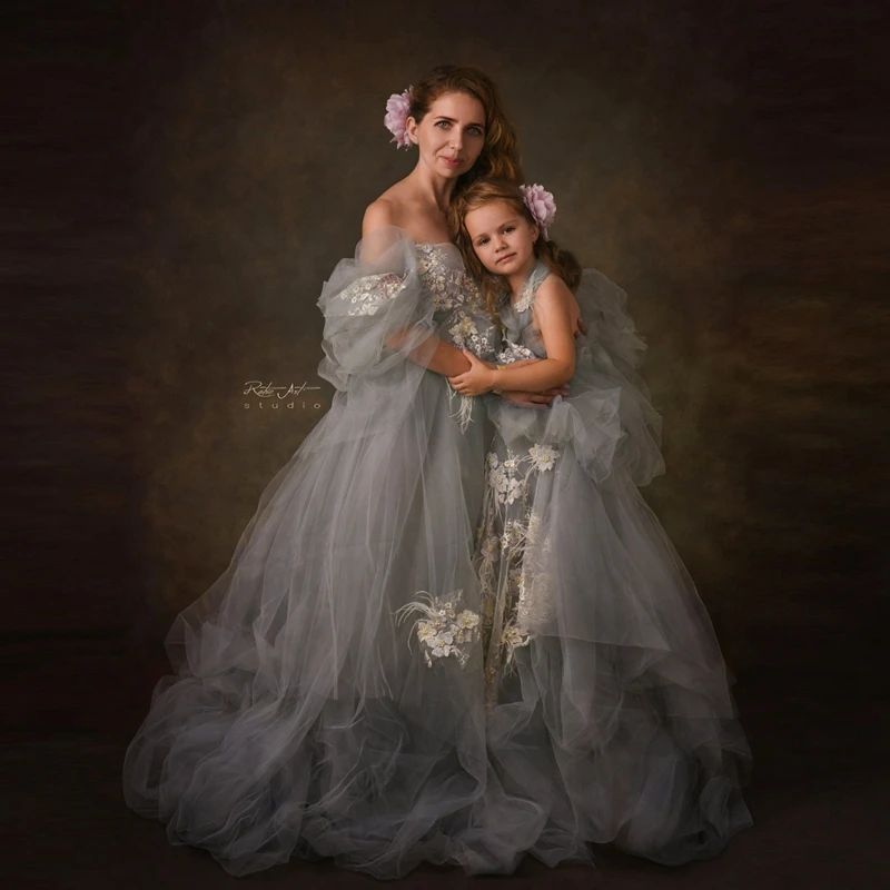 

Элегантные Выпускные платья для мамы и детей, шикарное серое Тюлевое ТРАПЕЦИЕВИДНОЕ праздвечерние чное платье для матери и дочери, кружевное длинное платье с аппликацией и перьями