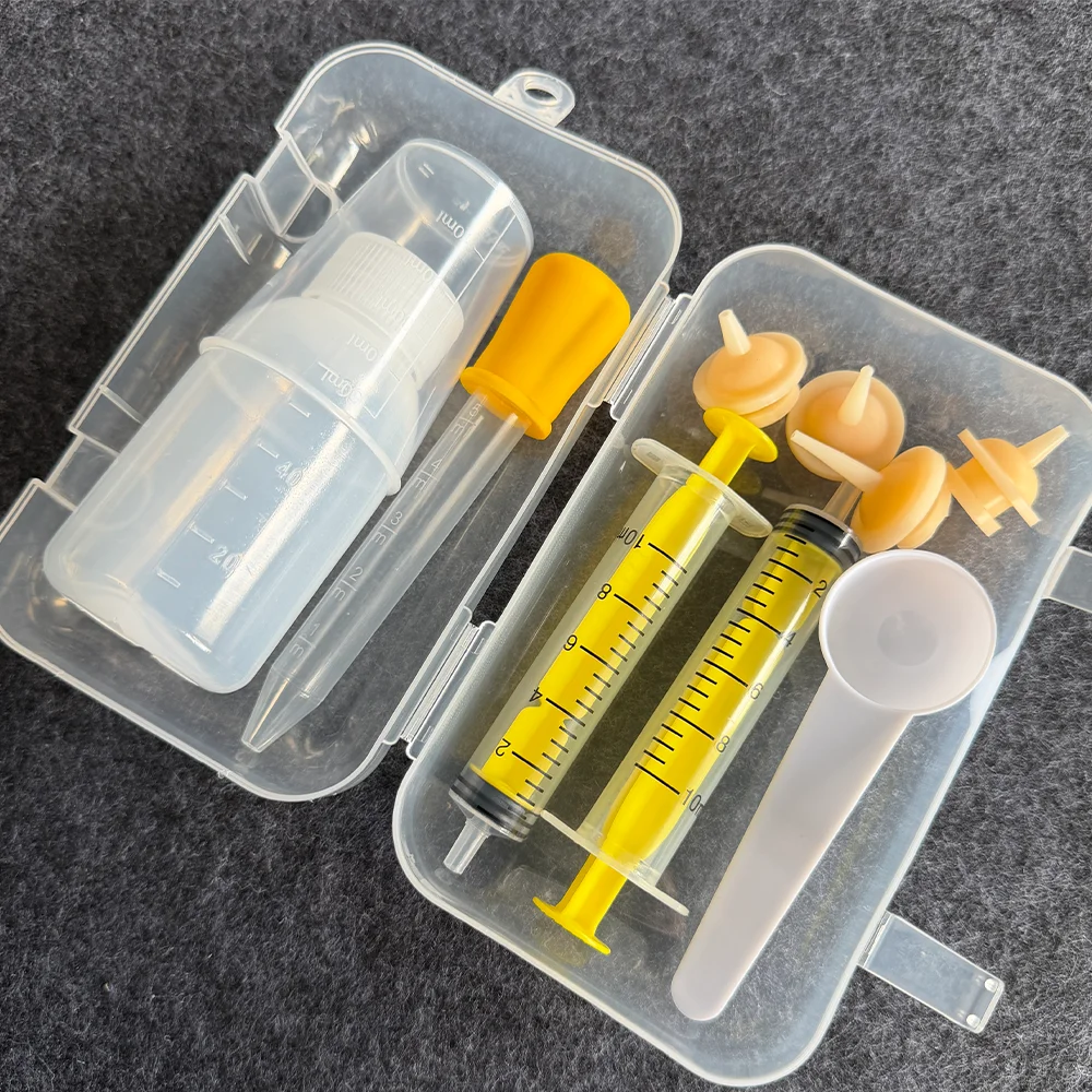 Baby Pet Care Set, with Various Tools (Nipple, Feeding Bottle, Dropper, Measuring Cup, Syringe, Spoon, Storage Box) with Clear Scale Markings to Control Feeding Amounts; Multiple Spare Silicone Tips That Are Bite-Resistant and Durable; Hard Transparent Storage Box with Compartments for Storing Accessories, for Use When Traveling or at Home, to Prevent Accessory Loss. Suitable for Kittens, Puppies, Hamsters, Sugar Gliders, Chinchillas, Rabbits and Other Small Pets, It Is Highly Versatile.