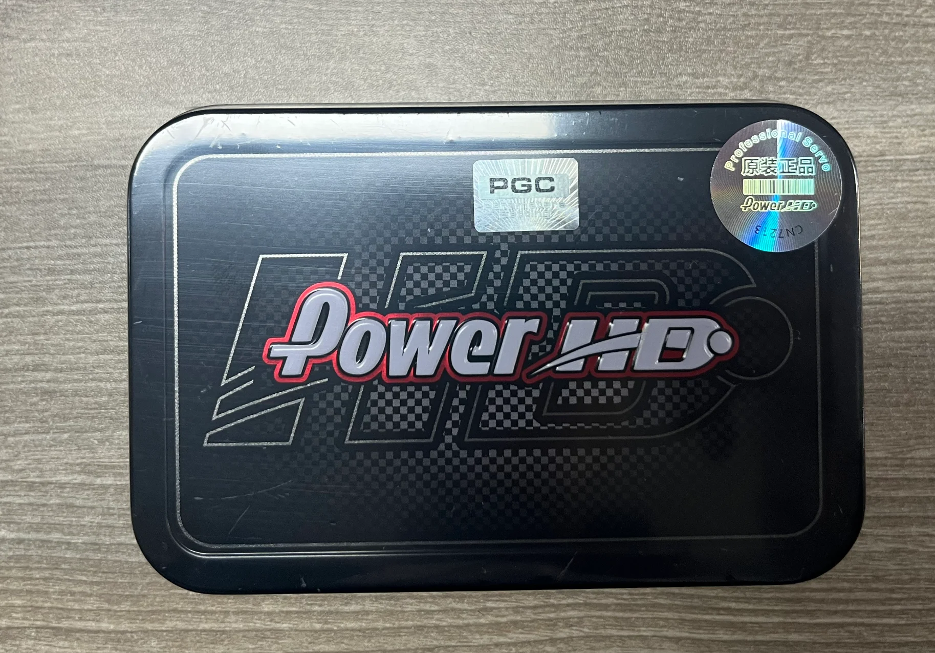 Servo HV Power HD R12S installé sur un châssis de voiture RC 1/10 Tram, direction haute performance.