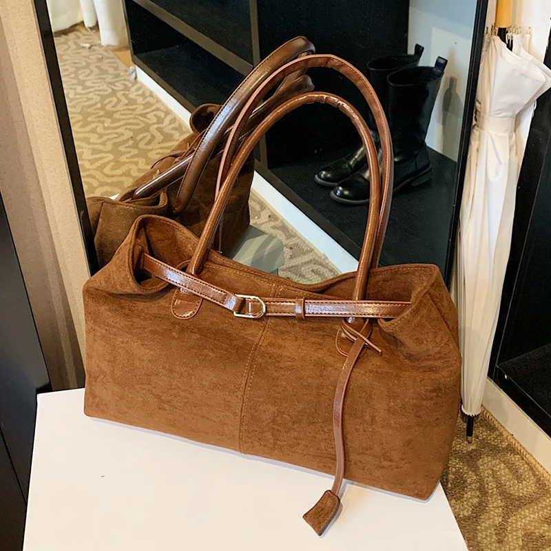 Stylish Retro Large Capacity Shoulder Bag in Classic Minimalist Design