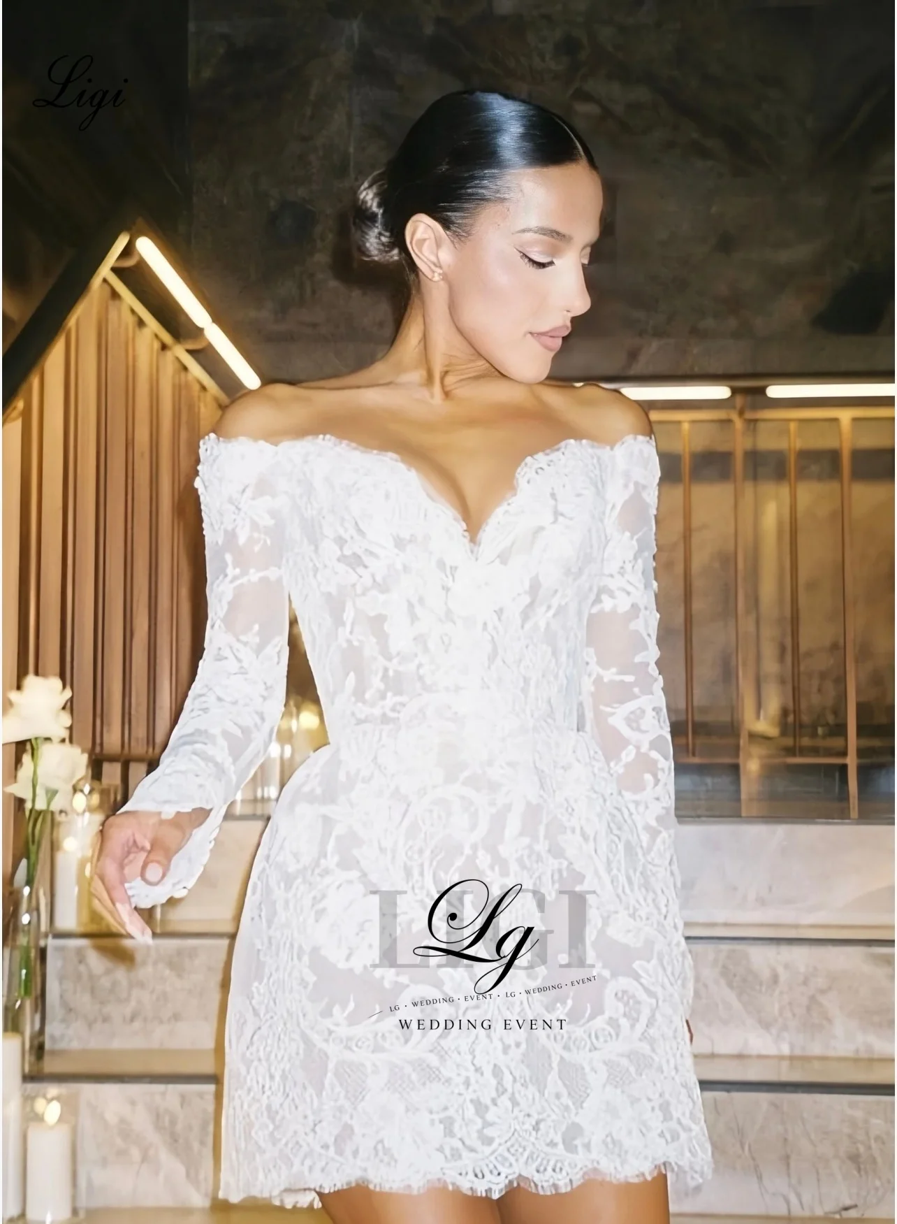 Abito da sposa corto LIGI elegante con scollo a V e spalle scoperte in pizzo, a maniche lunghe, aderente, mini abito da sposa per ricevimento e festa, personalizzabile - immagine 2