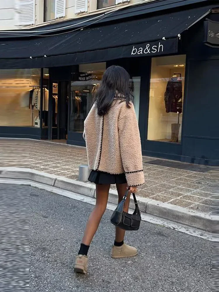 Рисунок 6 - Женское однотонное пальто на пуговицах