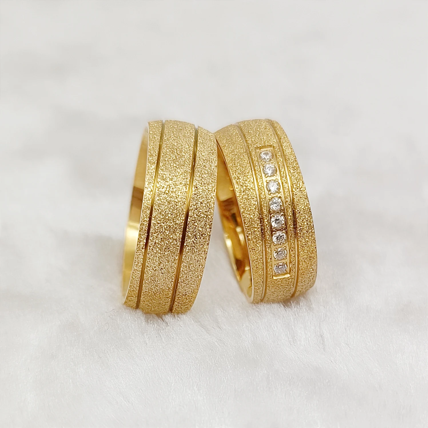 

Exclusive Marriage Wedding Rings for Men and Women Frosted 18k Gold Plated Stainless Steel Jewelry Finger Rings Ladies