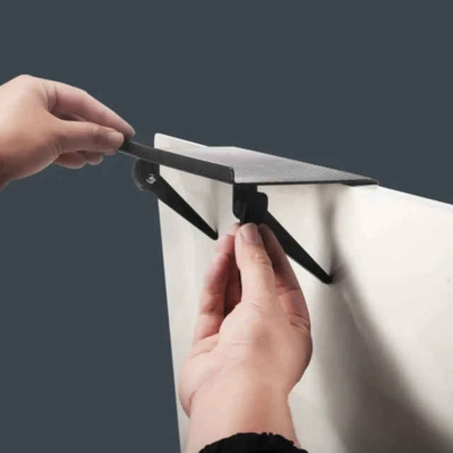 TV 화면 위의 잡동사니를 해결하는 다목적 정리 선반