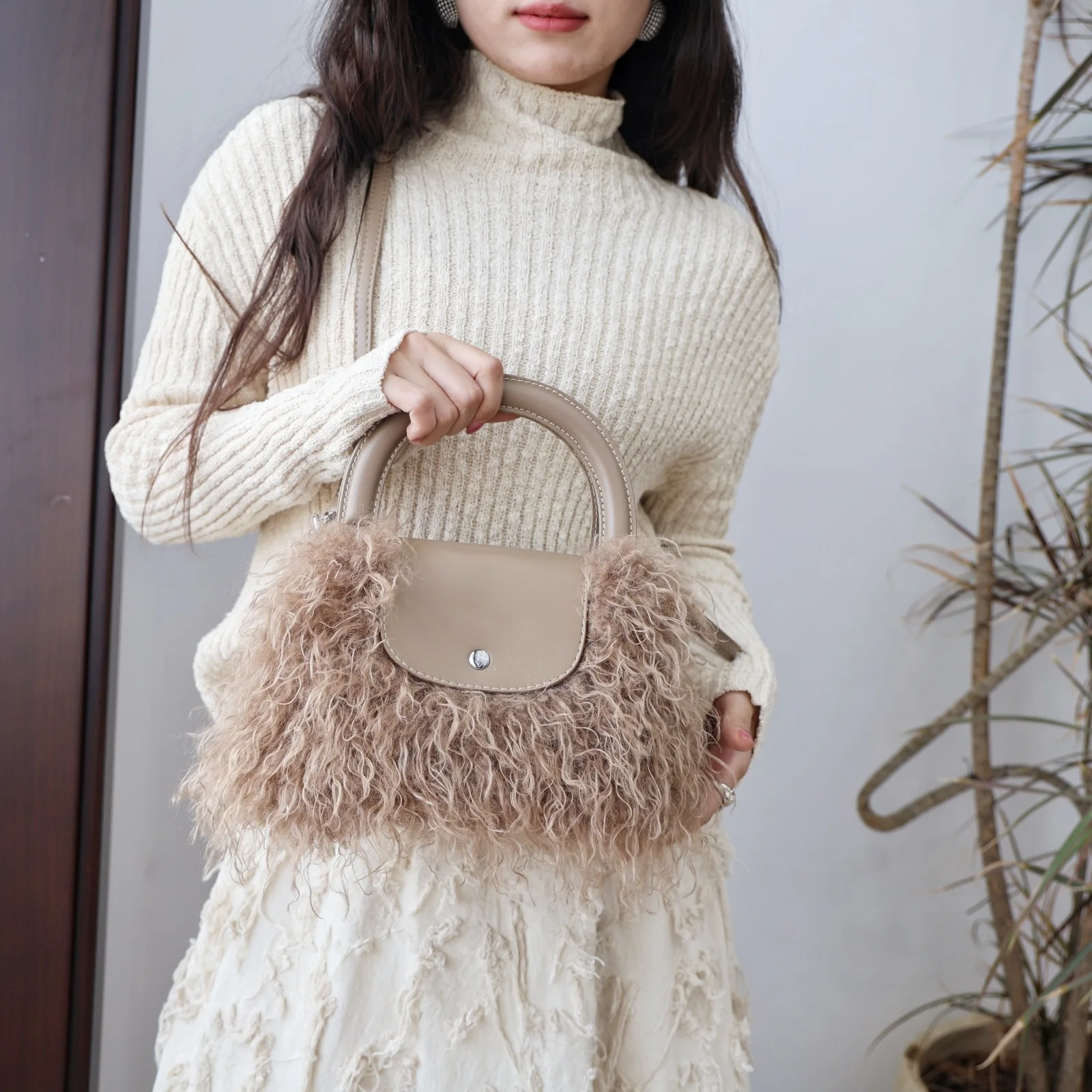 NEW Elegant Leather Women's Messenger Bag High-End Luxury Chic Lining Trendy Daily Commuter Vintage Casual Bag​