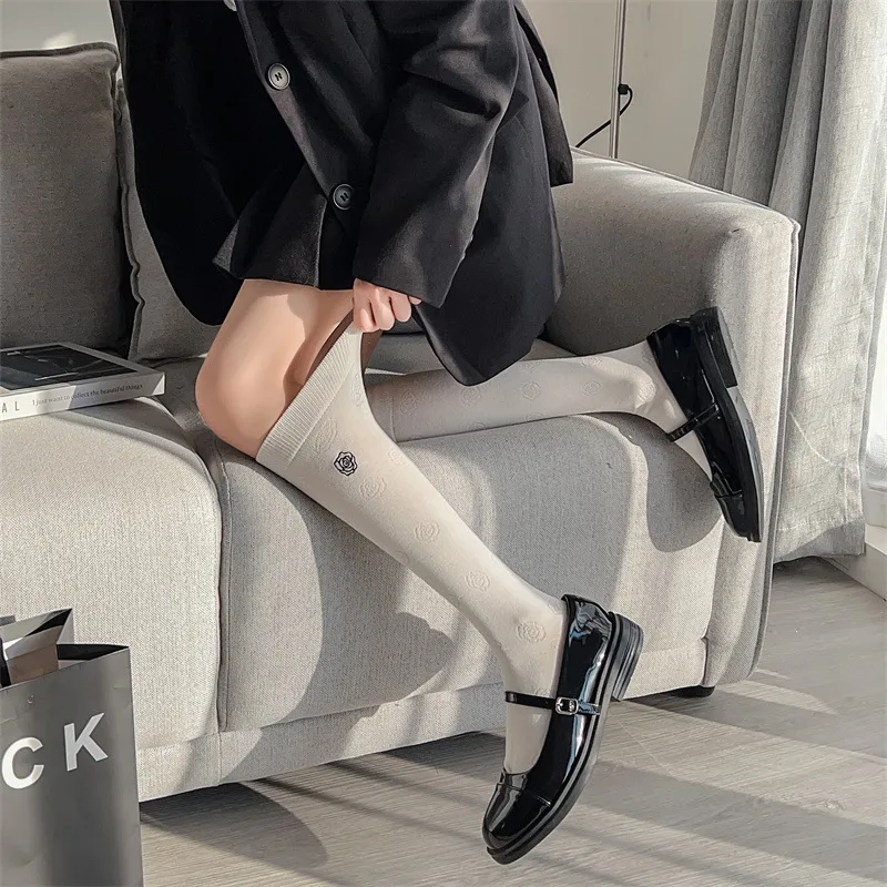 

Хлопковые весенне-осенние носки для женщин, тонкие японские вышитые корейские волнистые черно-белые носки jk до колена в стиле "Лолита"