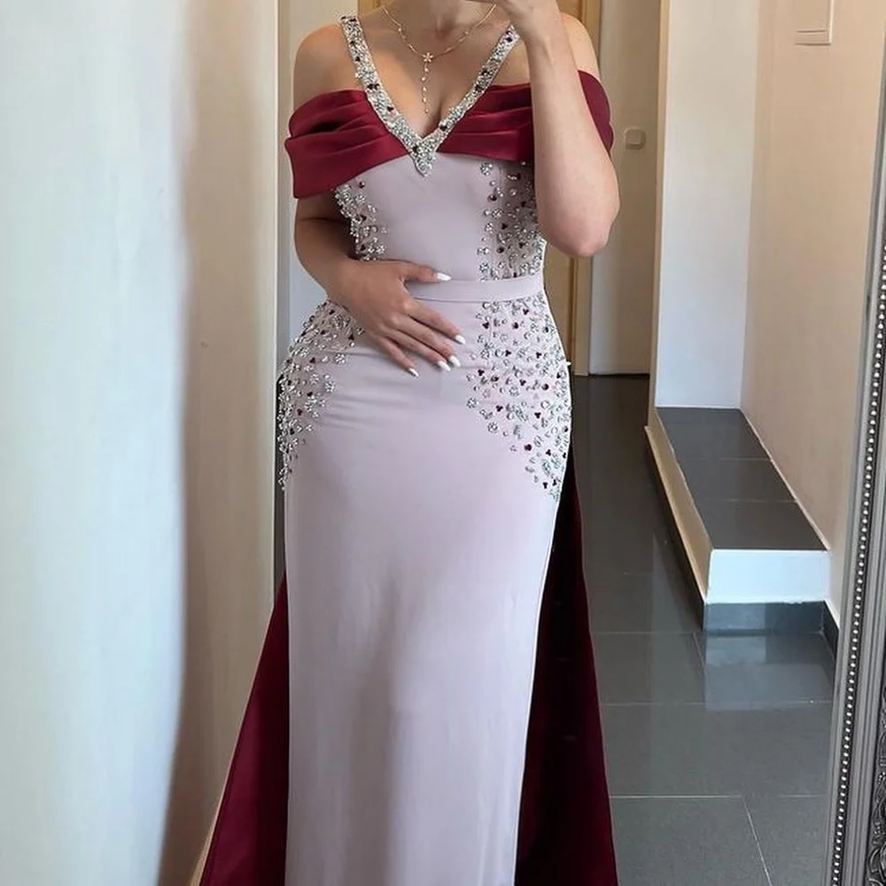 

Вечернее атласное платье в пол, с лямкой на шее и блестками