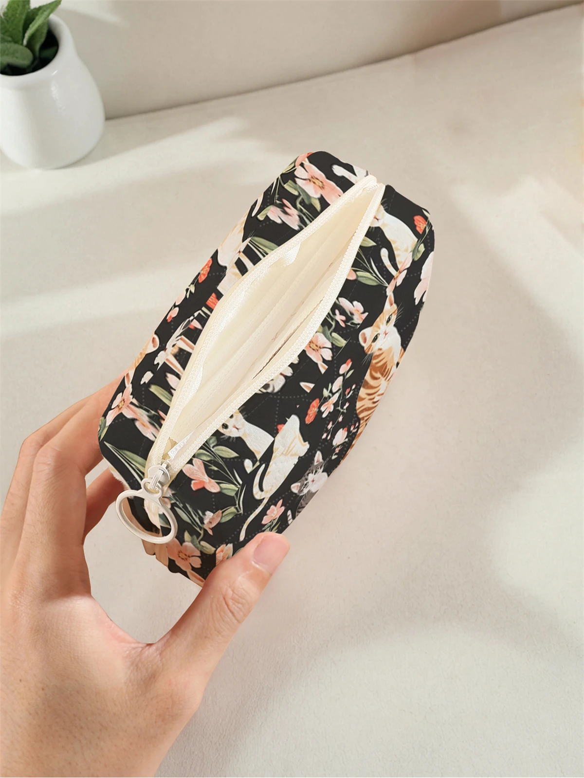 1 portable sanitary napkin storage bag, featuring a cat flower pattern and diamond mesh material, lightweight women's tissue bag