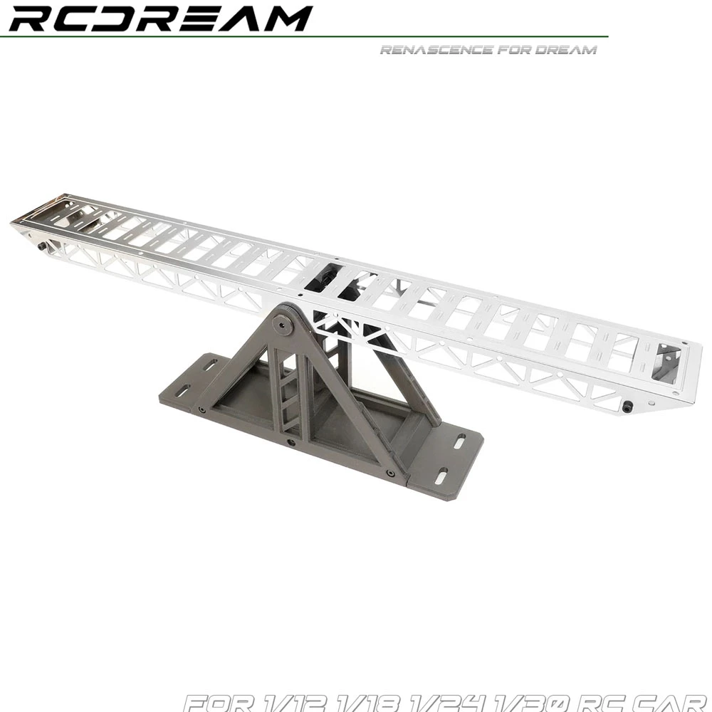 Accessoire d'obstacle en aluminium pour voiture RC, utilisé dans un décor tout-terrain avec un crawler franchissant l'obstacle