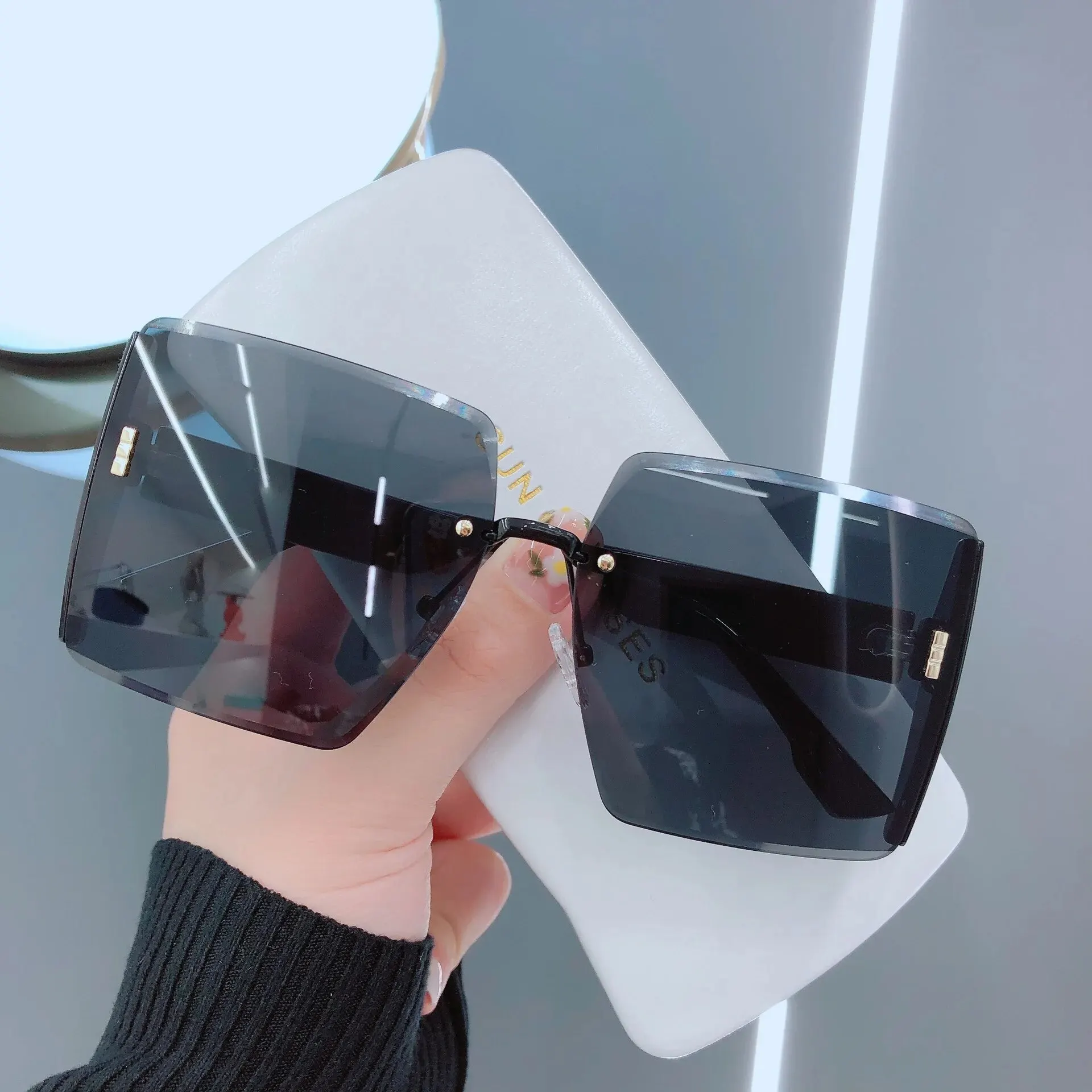 Elegant Gradient Frameless Women's Sunglasses