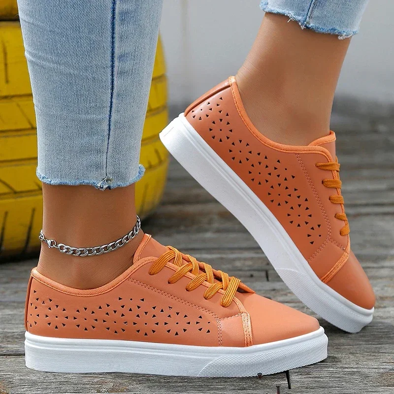 

Женские кроссовки из ПУ кожи, на шнуровке, с перфорацией