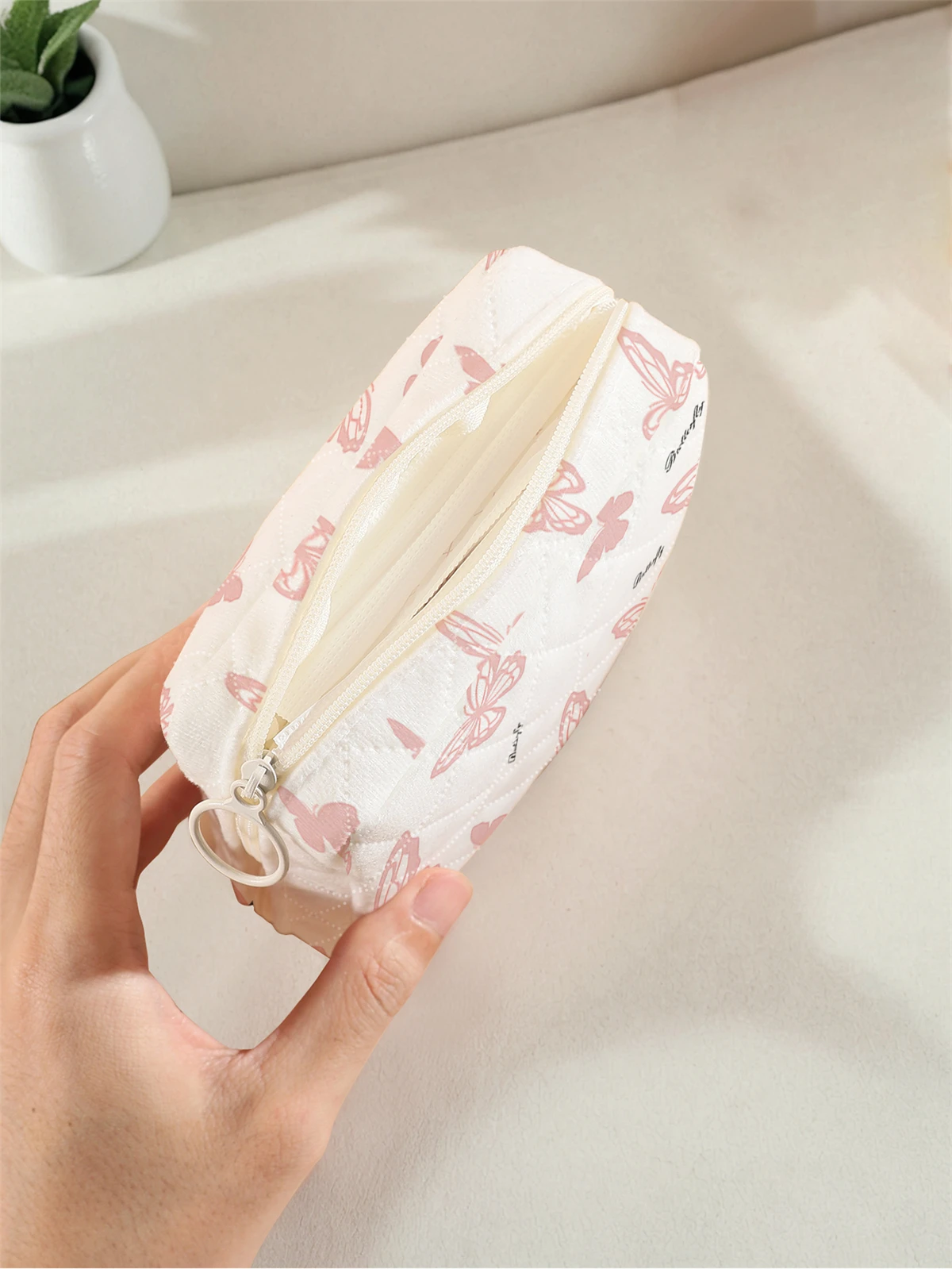 1 portable sanitary napkin storage bag, made of butterfly pattern and diamond mesh material, lightweight women's tissue bag