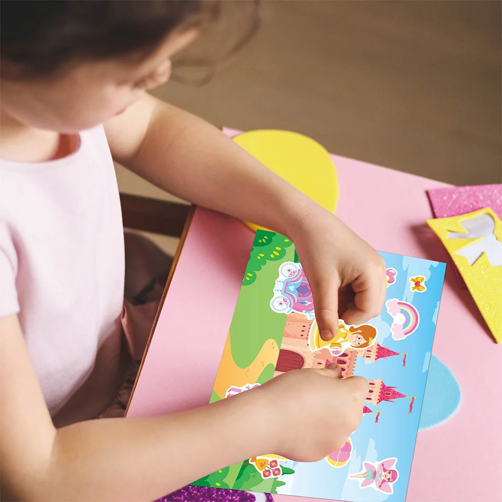 스티커 활동북 테마로 자신만의 재미있는 농장, 성, 동물원, 귀여운 동물, 공주, 유니콘, 자동차를 만들어 보세요. 여행, 생일을 위한 스티커입니다.