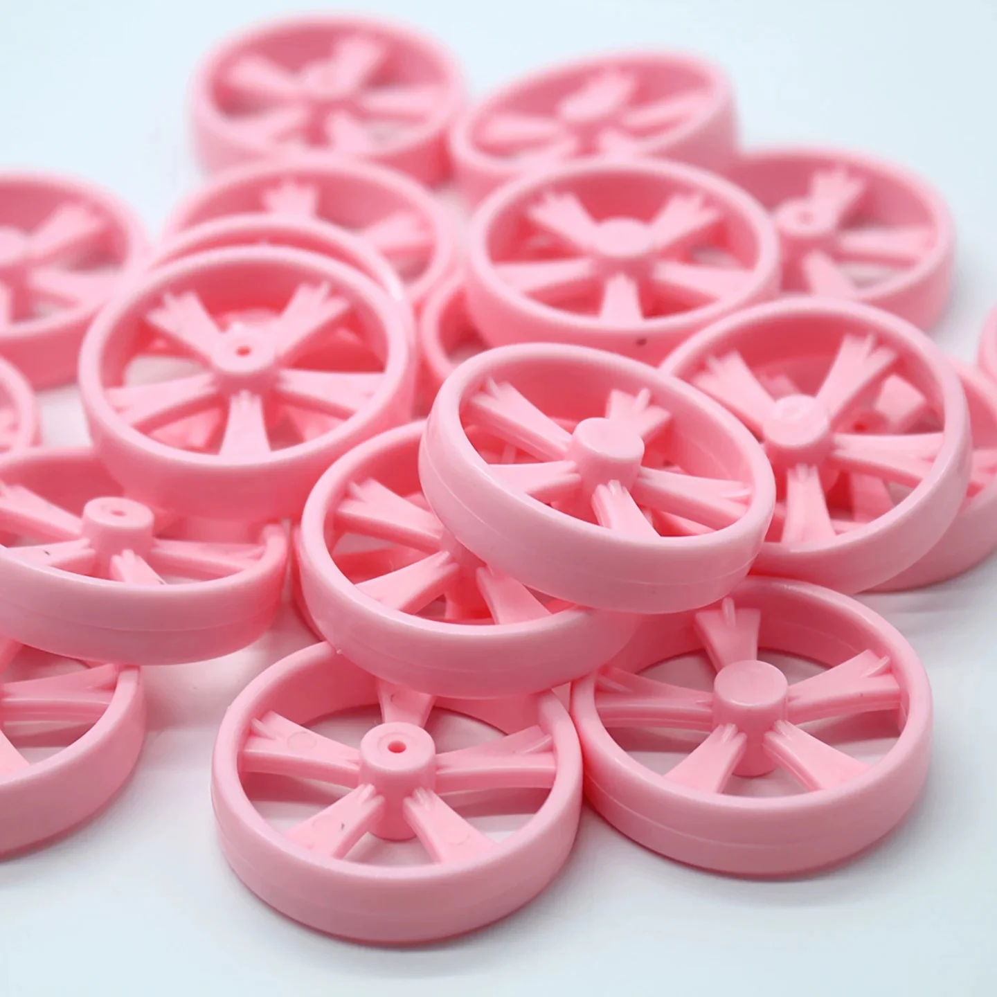 20pcs 2*38mm 플라스틱 바퀴 핑크 2mm 구멍 장난감 자동차 바퀴 곡선 DIY 수제 모델 자동차 액세서리