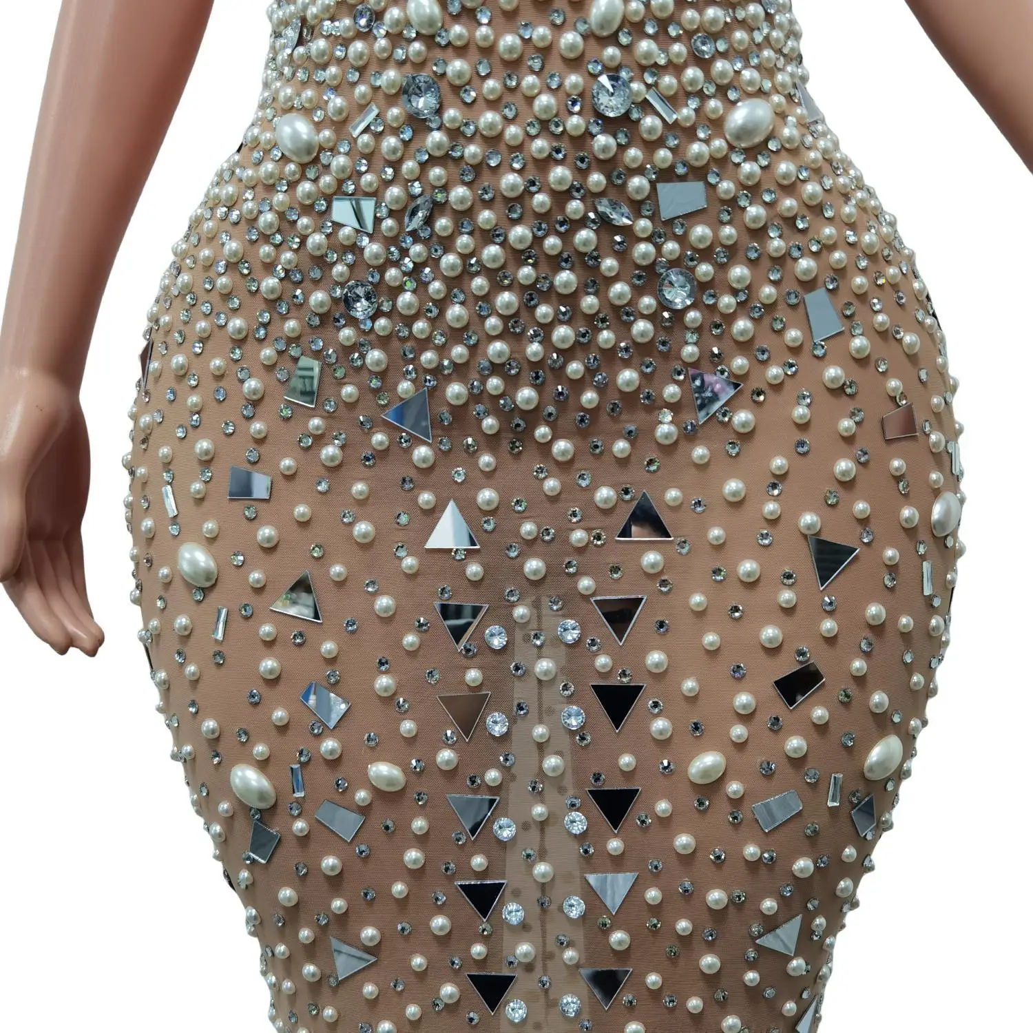 Рисунок 6 - Женское коктейльное платье с блестящими кристаллами