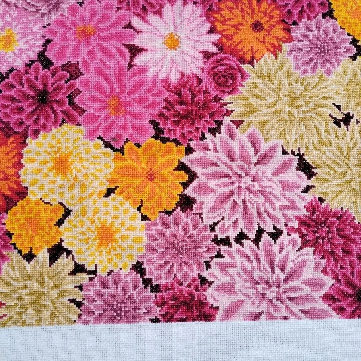 Hand embroidered cross stitch finished product, with flowers blooming in abundance and wealth, peonies blooming in the living