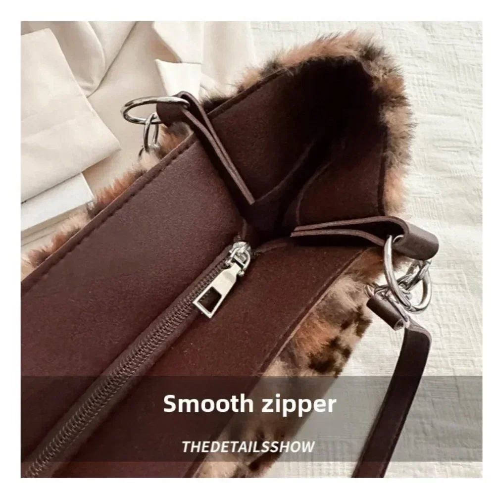 Trendy winter women's bags with a leopard print made of versatile velvet, casual and stylish with an excellent texture, and a large capacity shoulder bag.