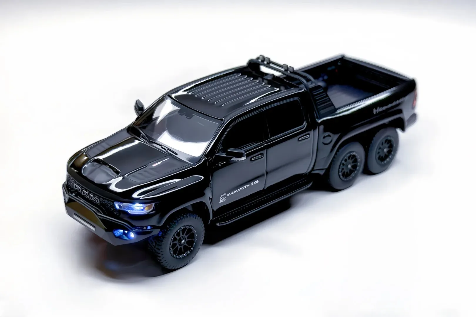 새로운 입고 상품 596 모델 1:64 닷지 램 1500 TRX 6x6 헤네시 매머드 합금 미니어처 다이캐스트 모델 작동등 포함 장난감 선물