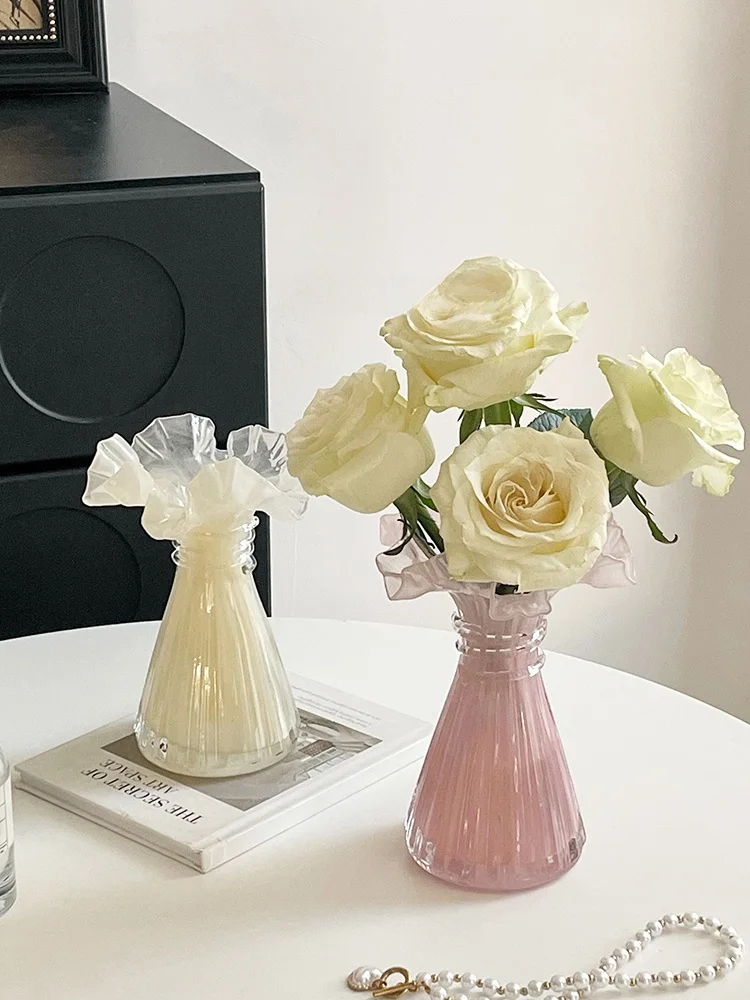 素朴なガラスの花瓶 美しいレースの縁 小さなスカートデザイン ソフト