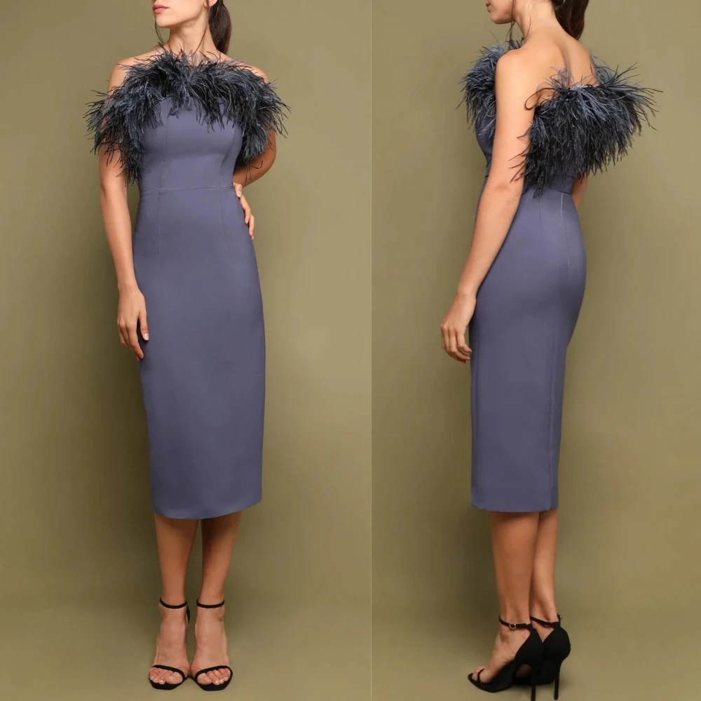 

Платье-миди без бретелек с перьями