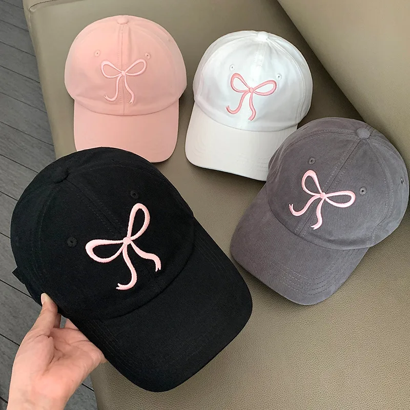 Gorra de béisbol rosa coqueta con lazo bordado para mujer, sombrero de sol casual ajustable de ala ancha que estiliza el rostro, ideal para el día a día y viajes.