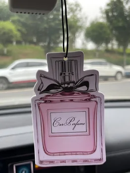 Profumo per Auto Unisex a Cinque Stelle con Motivo Bottiglia di Profumo/Aroma Fresco di Fresia e Deodorante per Ambienti Non Tossico |     Oli Essenziali Naturali e Pastiglie Profumate per Aromaterapia (Noroili/Pomelo/Cedro) |     Modello da appendere e doppia funzione come clip per presa d'aria |     Fragranza a Lunga Durata per 60-90 Giorni |     Deodorante e Purificatore d'Aria |     Adatto per l'uso in auto, case, armadi e bagni. |     Stessa fragranza della quella venduta in negozio