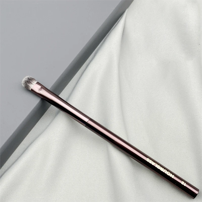 

Hourglass-No.12 Makeup Brush Metal Handle Beveled Shadow Brush Soft and Skin-friendly Fiber Hair Fashion Design Single Eye Brush