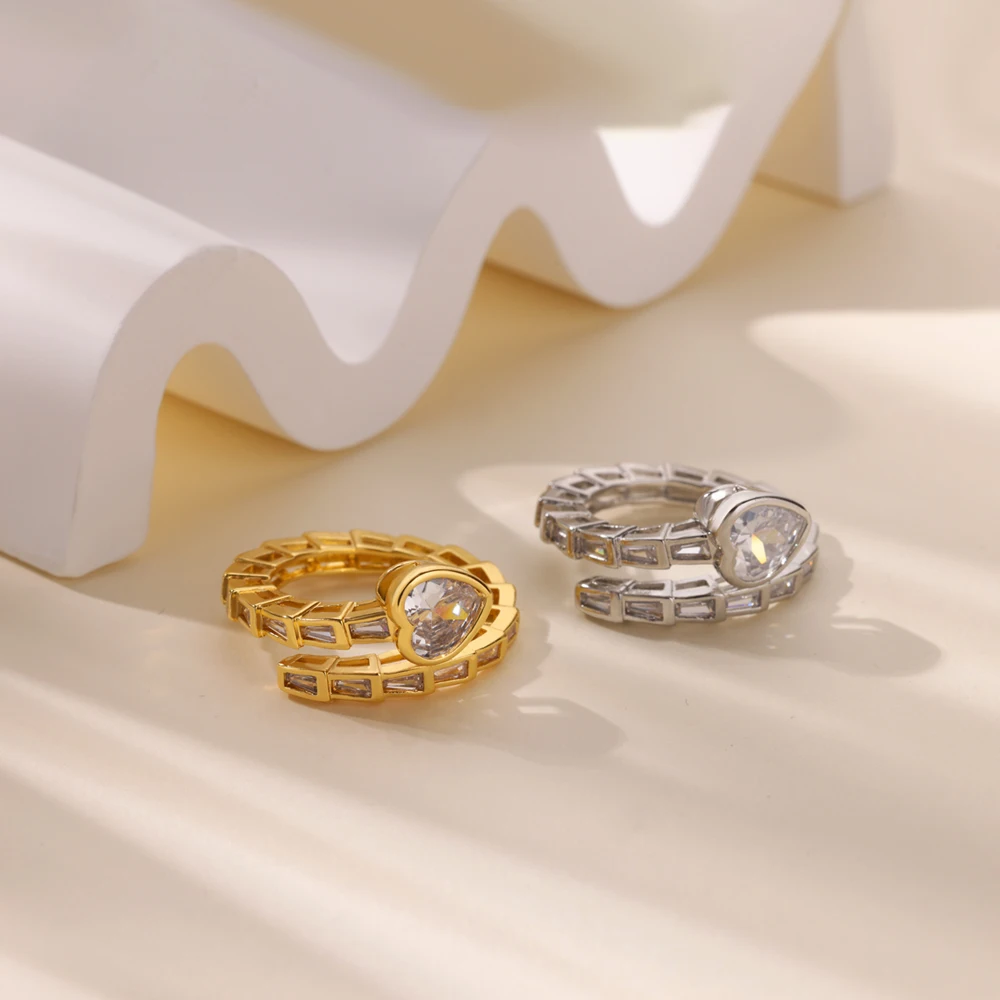 Anello statement elegante con cuore in zircone e serpente_voghion.com