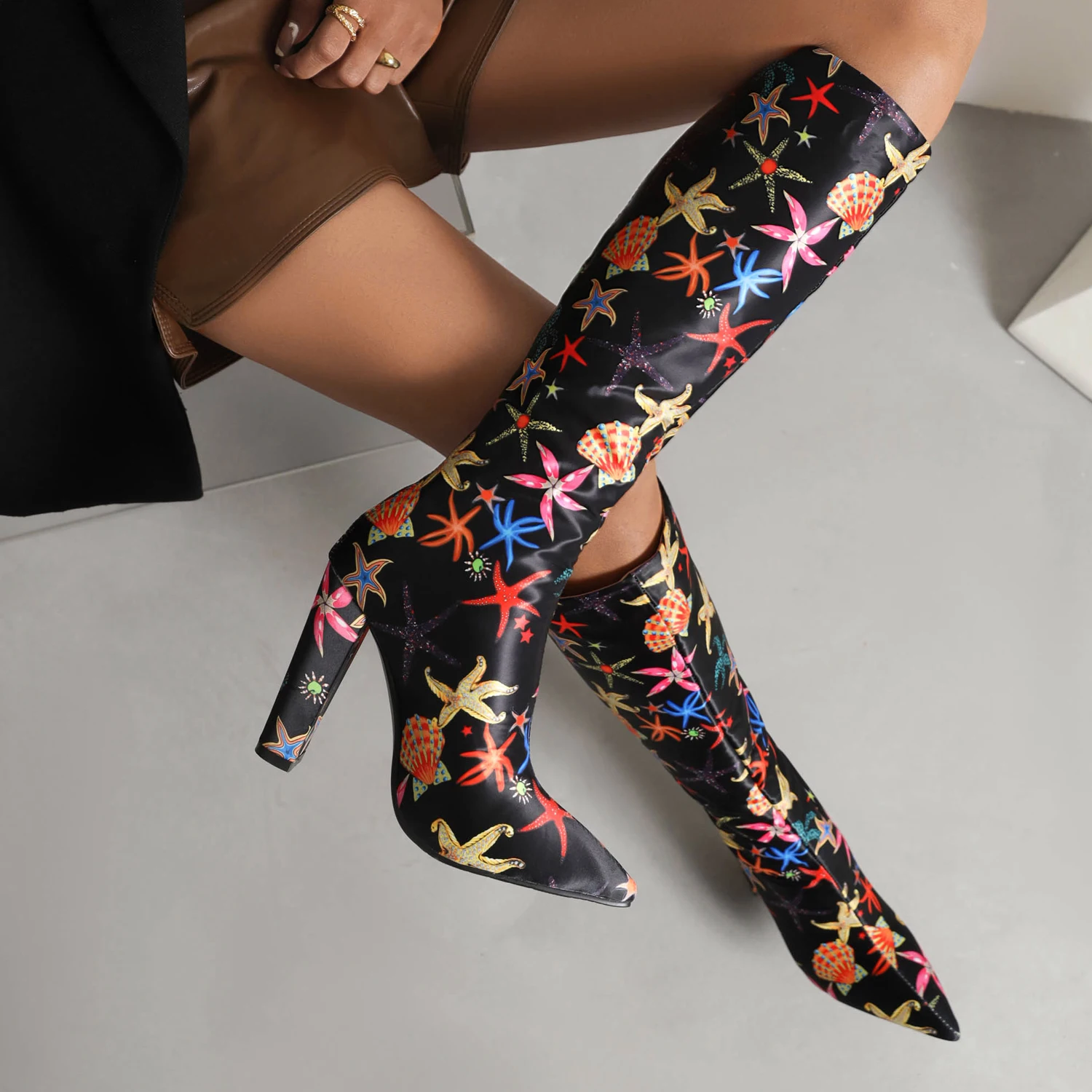 

Arden Furtado 2022 Winter Woman's Knee high boots Pointed toe printing Back zipper Chunky heels Fashion boots Large size 46
