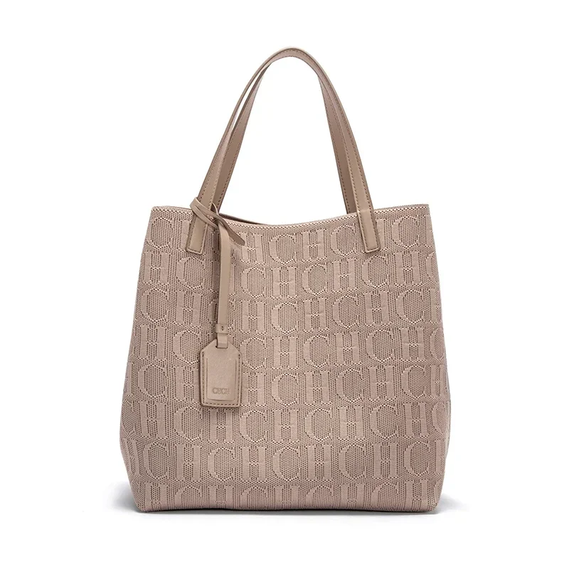 حقيبة يد نسائية من علامة CHCH التجارية، تتميز بتصم...