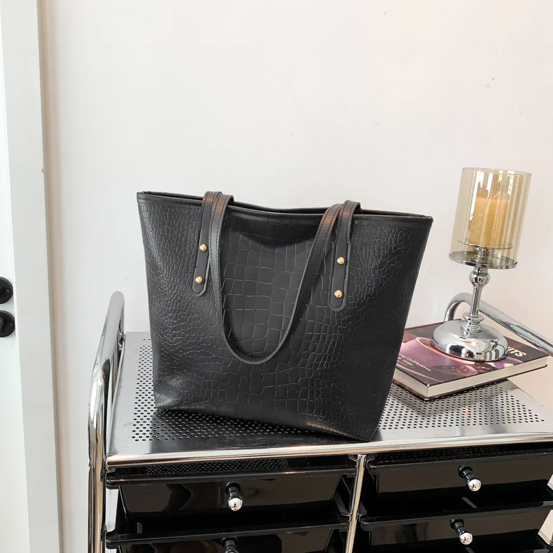 Autumn Winter New Retro Fashion Large Capacity Tote Shoulder Bag Fashion Simple Commuting Designer Luxury Shoulder Bag Handbag